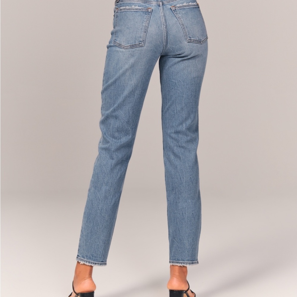Abercrombie High Rise Mom Jean - size 29 regular